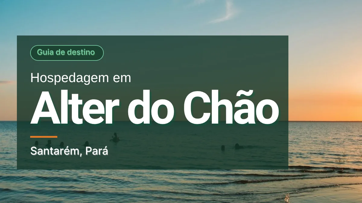 Praia do rio Tapajós ao pôr do sol, em Alter do Chão (PA), com água calma e horizonte alaranjado, e um painel verde escuro sobre a foto com o selo Guia de destino e o título Hospedagem em Alter do Chão, Santarém, Pará.