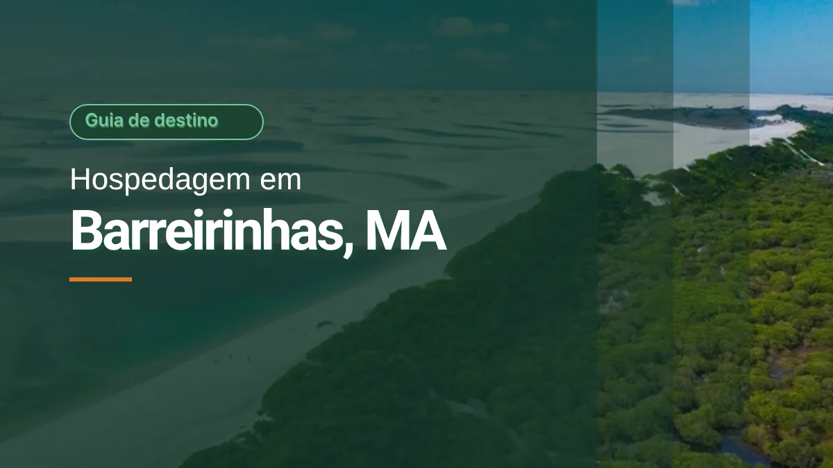Vista aérea de dunas claras e lagoas dos Lençóis Maranhenses ao lado de vegetação verde, com o título Hospedagem em Barreirinhas, MA sobre um painel verde.