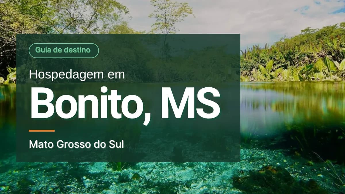 Rio de água cristalina cercado por vegetação, no Rio Sucuri, região de Bonito (MS), com painel verde escuro sobre a foto trazendo o selo Guia de destino e o título Hospedagem em Bonito, MS.